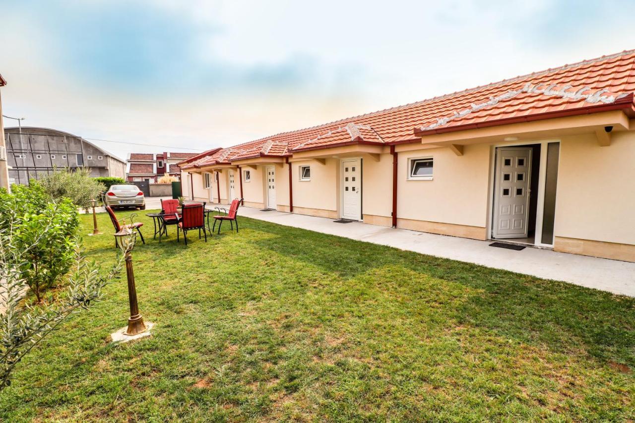 Simo Apartments Airport Podgorica Esterno foto