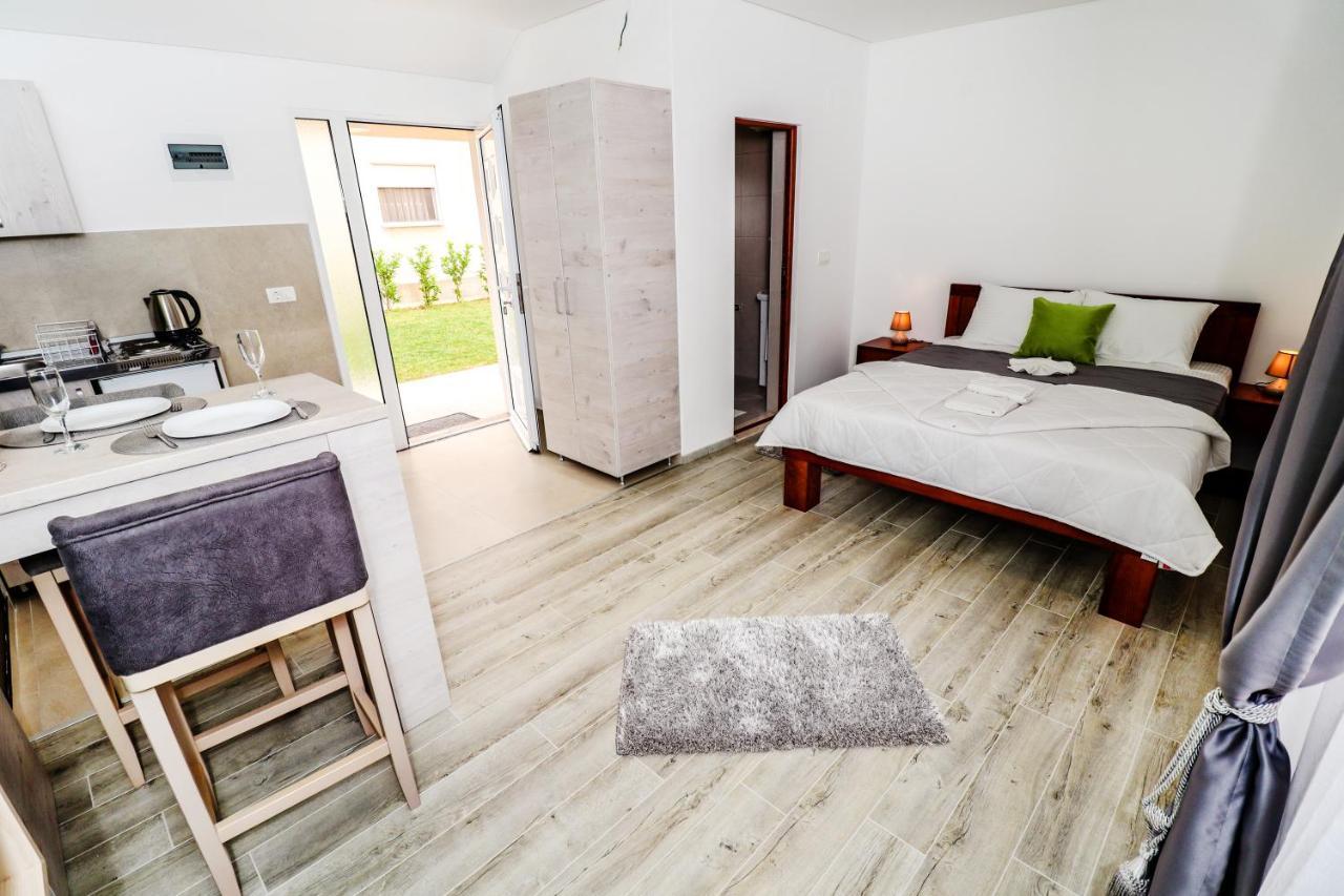 Simo Apartments Airport Podgorica Esterno foto